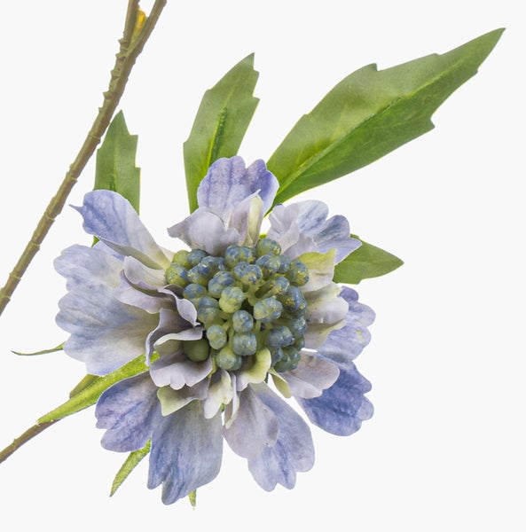 Künstliche Skabiose in Blau mit Stiel und grünem Blatt aus Textilmaterial.