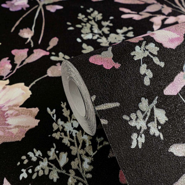 Eine Tapetenrolle mit florale Blumenmuster auf dunklem Untergrund, strukturiert und dekorativ für die Wandgestaltung.