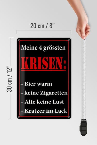 Dekoratives Metallschild Meine 4 grössten KRISEN mit Abmessungen 20 mal 30 Zentimeter und Maßband zur Veranschaulichung der Größe.