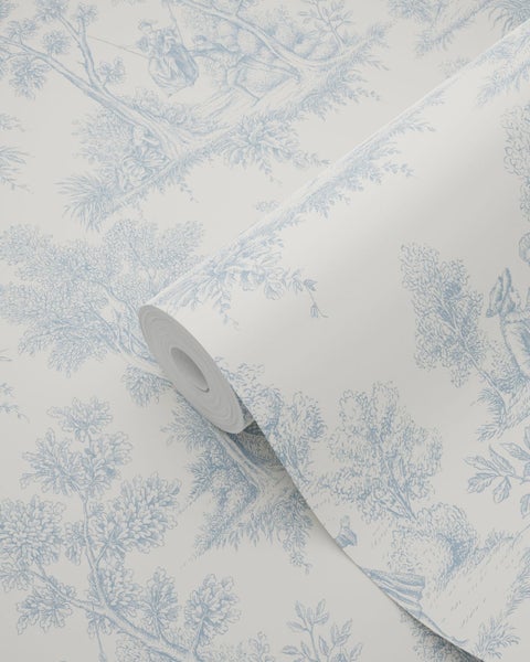 Vliestapete mit Toile-de-Jouy-Muster, Waldszenen und Figuren im klassischen Stil.