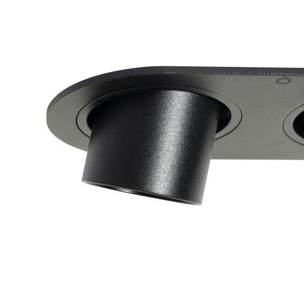 Schwarzer verstellbarer Strahler mit zylindrischem Kopf und matter, strukturierter Oberfläche.