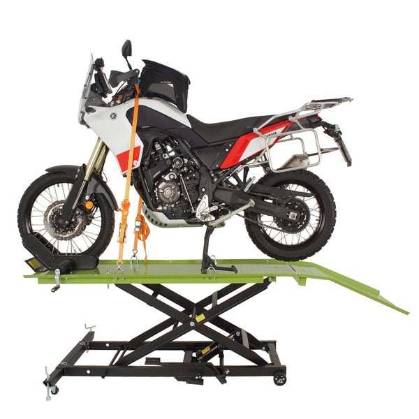 Motorrad auf einer Hebebühne für Wartungsarbeiten