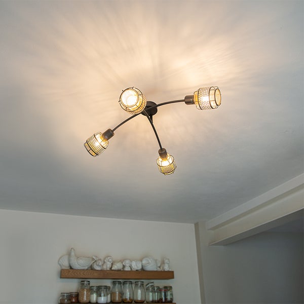 Deckenleuchte mit vier Leuchtenarmen und Lampenschirmen aus Drahtgeflecht