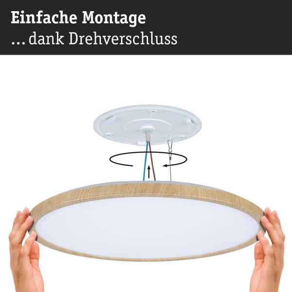 Montage einer runden Deckenleuchte in Holzoptik durch einen praktischen Drehverschluss.