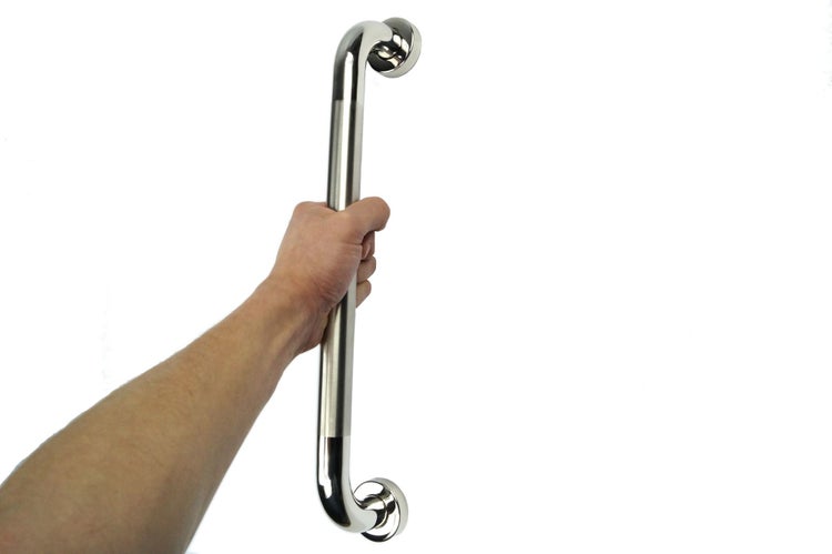 Wandgriff aus Edelstahl für das Badezimmer, vertikal von einer Hand gehalten.