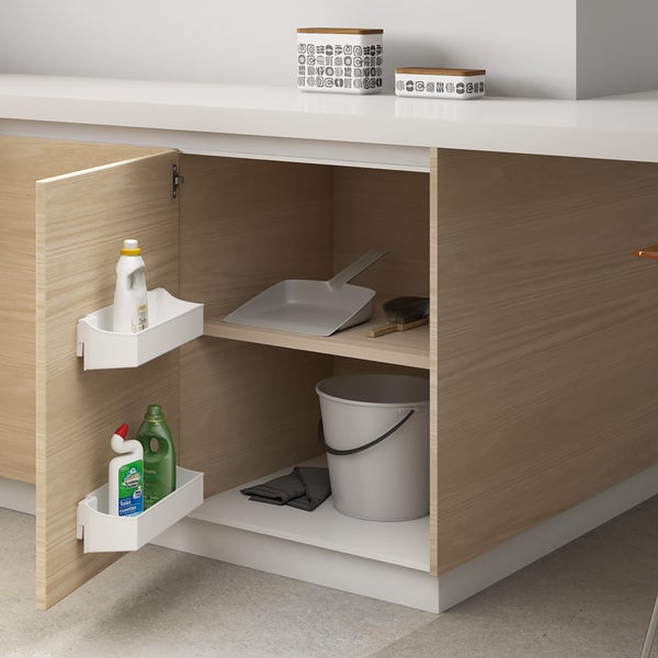 Geöffneter Unterschrank in Holzoptik mit zwei weißen Tür-Ordnungselementen für Reinigungsmittel, Eimer und Kehrset.