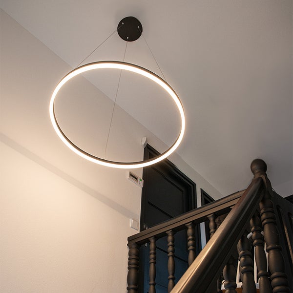 Kreisförmige LED Hängeleuchte in einem Treppenhaus.