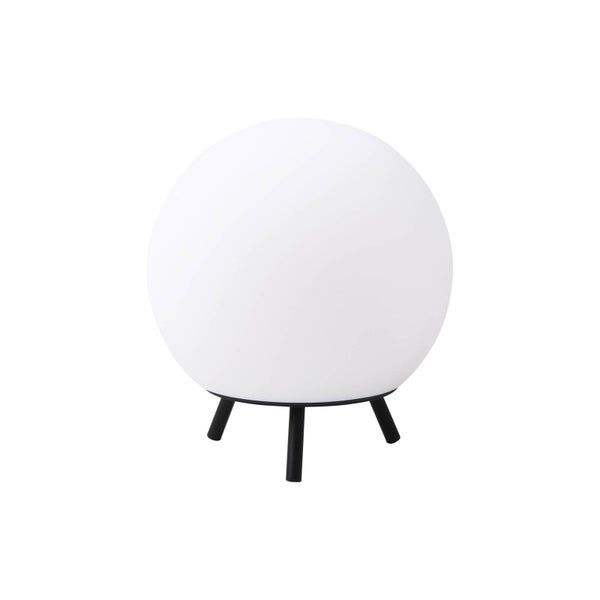 Moderne Tischleuchte mit weißem Kugelschirm und drei schwarzen Standbeinen.