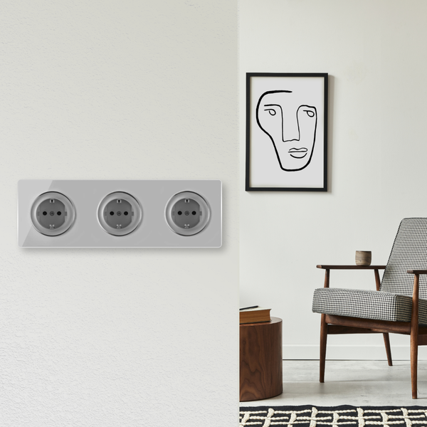 Dreifach Steckdose in modernem Design an einer Wand in einem stilvoll eingerichteten Wohnbereich.