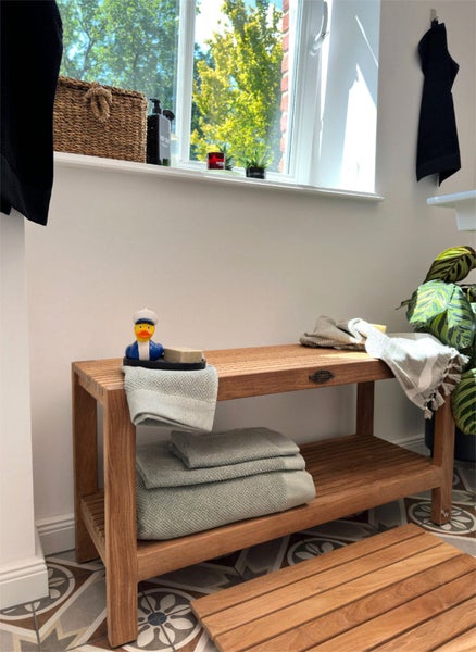 Badezimmer Szene mit Holzbank, Handtüchern und Badezimmerdekoration