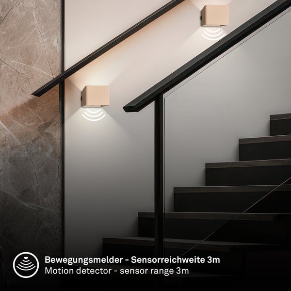Quadratische Wandleuchten mit Bewegungsmelder an einer Treppe, Sensorreichweite 3 Meter.