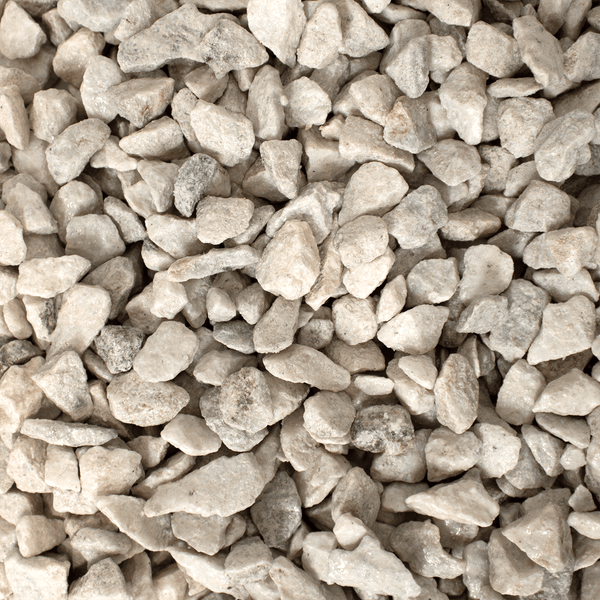 Gebrochener Ziersplitt aus Naturstein zur Gestaltung von Gartenwegen und Beeten.