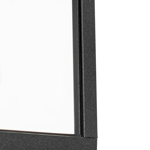 Nahaufnahme eines dunkelgrauen Metallrahmens mit strukturierter Oberfläche und Glaseinsatz.