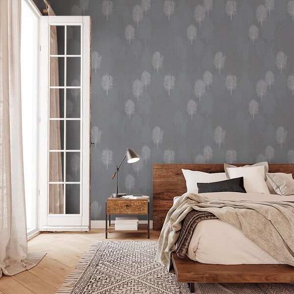 Vlies-Tapete mit Waldmotiv in einem modern eingerichteten Schlafzimmer mit Holzbetten und Balkontür.