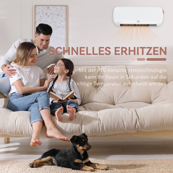 Weiße Wand-Keramikheizung in einem hellen Wohnzimmer mit einer Familie und einem Hund auf einem beigen Sofa.