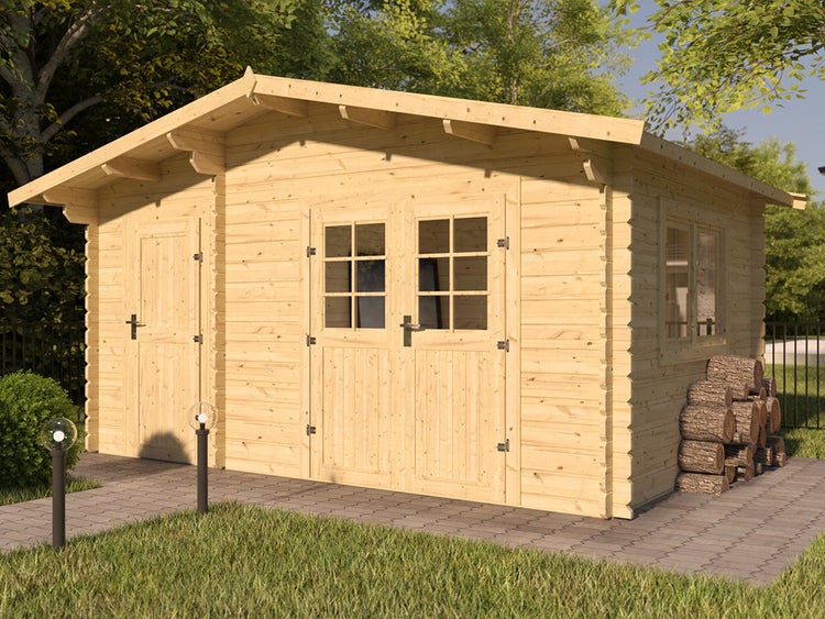 Gartenhaus aus Holz in Blockbohlenbauweise mit Satteldach, Doppeltür, Seitentür und Fenster auf gepflastertem Weg im hellen Garten.