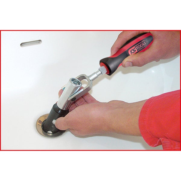 Handwerker montiert einen Siphon mit einem Siphonschlüssel von KS Tools