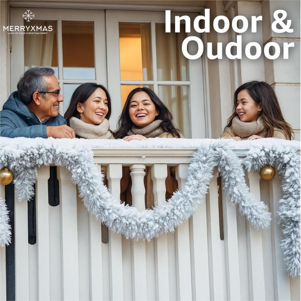 Familie auf einem mit Weihnachtsdekoration geschmückten Balkon