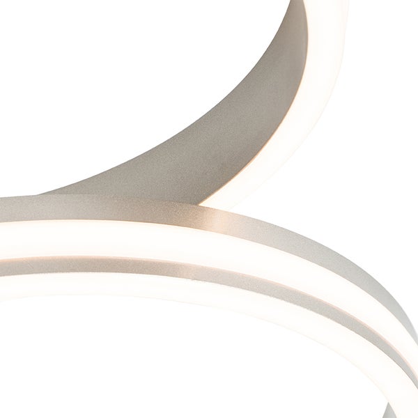 Detailansicht einer modernen LED-Deckenleuchte mit geschwungenem Design