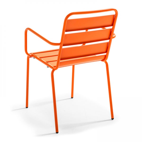 Orangefarbener Gartenstuhl aus Metall mit Armlehnen und Lattenrücken von hinten betrachtet.
