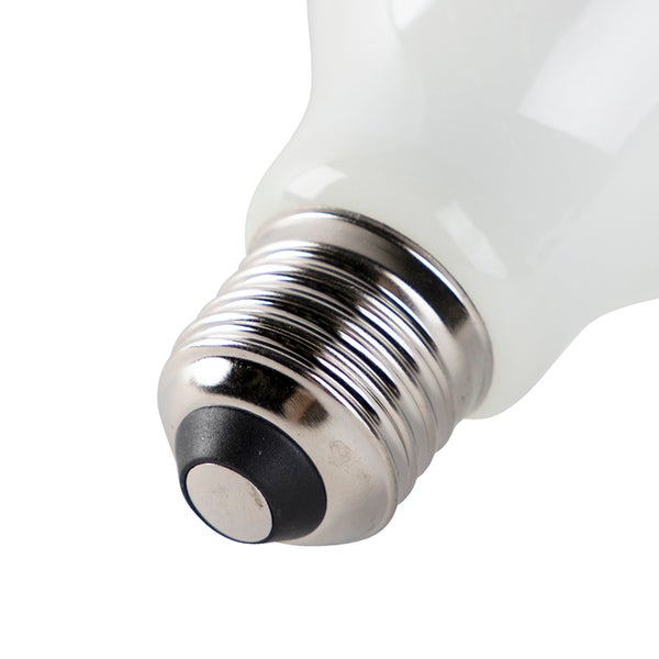 Nahaufnahme eines E27 Schraubsockels aus Metall für ein Leuchtmittel.