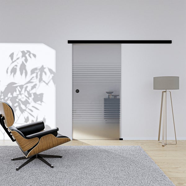 Wohnzimmer mit Schiebetür aus Glas mit horizontalen Streifen, Sessel und Stehlampe