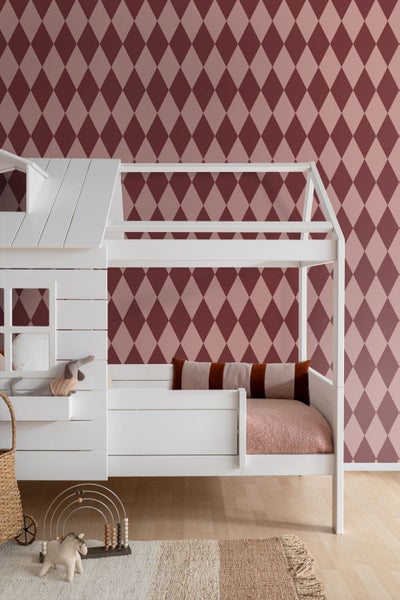 Kinderzimmer mit weißem Hausbett und rautenförmiger Tapete