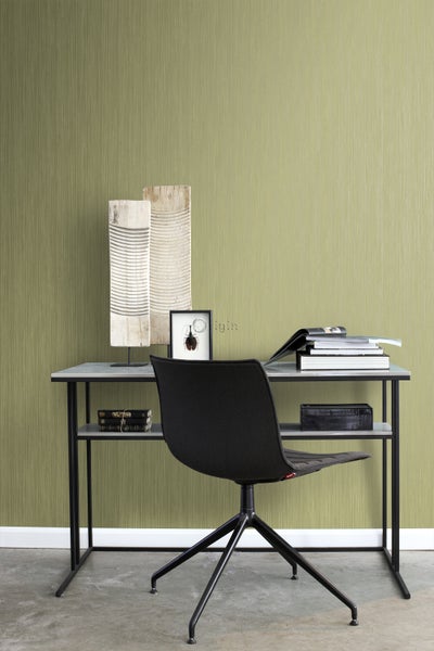 Schreibtisch mit Stuhl und Dekoration vor einer Wand