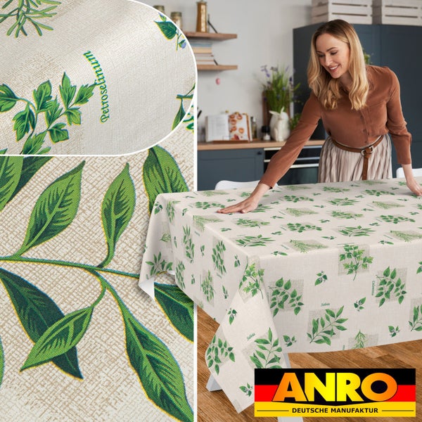Rechteckige Tischdecke mit Kräutermotiv wie Salbei und Petersilie in einer hellen Küche mit Detailansichten und ANRO Deutsche Manufaktur Logo.