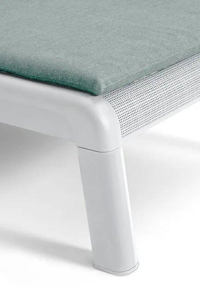 Detail eines weißen Gartenmöbel-Rahmens aus Aluminium mit Mesh-Gewebe und einer grünen Sitzauflage.