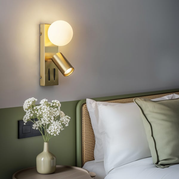 Wandleuchte mit Leselampe neben einem Bett und einem Nachttisch mit Vase