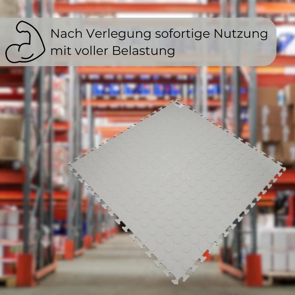 Quadratische Bodenfliese mit Stecksystem vor Regalen im Lager