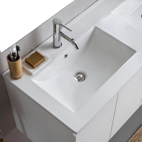 Detailaufnahme eines Waschbeckens mit Armatur, Seife, Handtuch und Zahnbürstenhalter