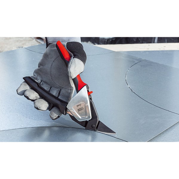 Hand in Schutzhandschuh schneidet mit einer Bessey Erdi Idealschere eine Kurve in ein Blech.