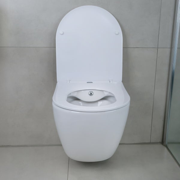 Wandhängende Dusch-Toilette in Weiß mit geöffnetem Deckel und integrierter Duschdüse vor einer gefliesten Wand.