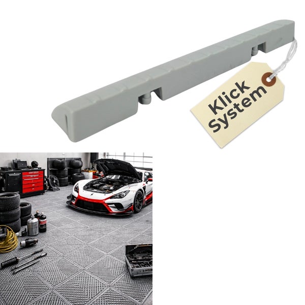 Abschlussprofil aus Kunststoff mit Klicksystem für Bodenfliesen in einer organisierten Garage mit Sportwagen und Werkstattzubehör.