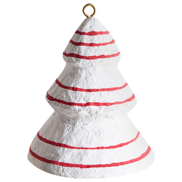 Weihnachtsbaumschmuck aus Pappmaché in Tannenbaumform, weiß mit roten Streifen und Metallöse.