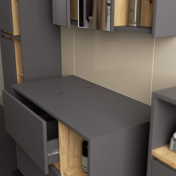 Detailansicht eines modernen Badezimmermöbelensembles in dunkler Ausführung mit Holzstruktur