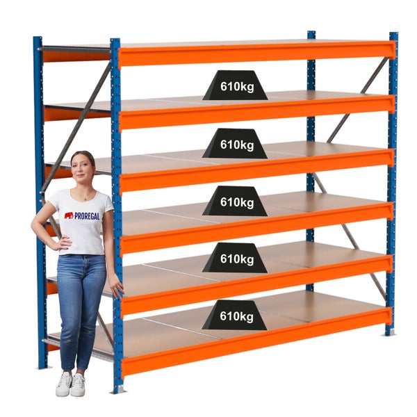 Lagerregal mit fünf Regalböden und einer Traglast von 610 Kilogramm pro Boden, daneben eine Frau als Größenvergleich.