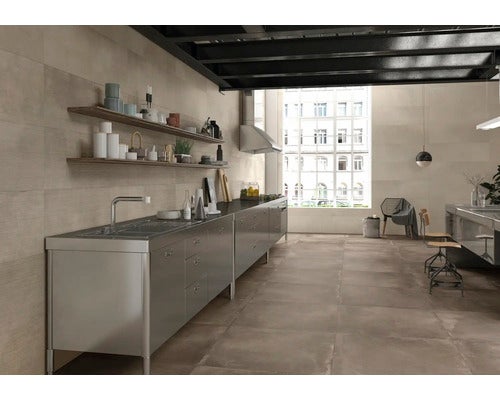 Heller Raum mit Regalen, Waschbecken, Fenstern und Fliesen