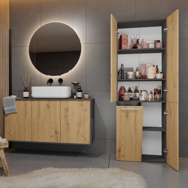 Modernes Badezimmer mit Waschtischunterschrank, beleuchtetem Spiegel und offenem Hochschrank zur Aufbewahrung von Badartikeln.