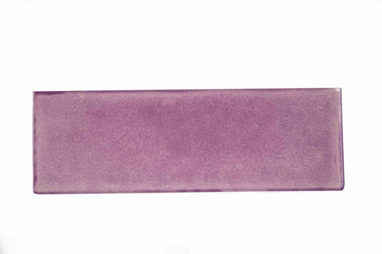 Rechteckige Wandfliese mit strukturierter violetter Oberfläche.