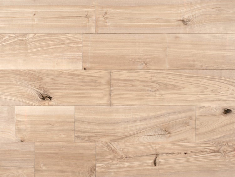 Holzboden in Paneel-Optik mit natürlicher Maserung und Astlöchern.