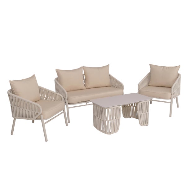 Vierteiliges Garten-Lounge-Set bestehend aus Sofa, zwei Sesseln und einem Couchtisch mit Seilgeflecht und beigen Polstern.