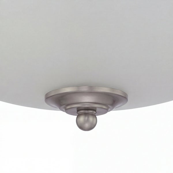 Deckenleuchte mit Glasschirm und Metallbefestigung