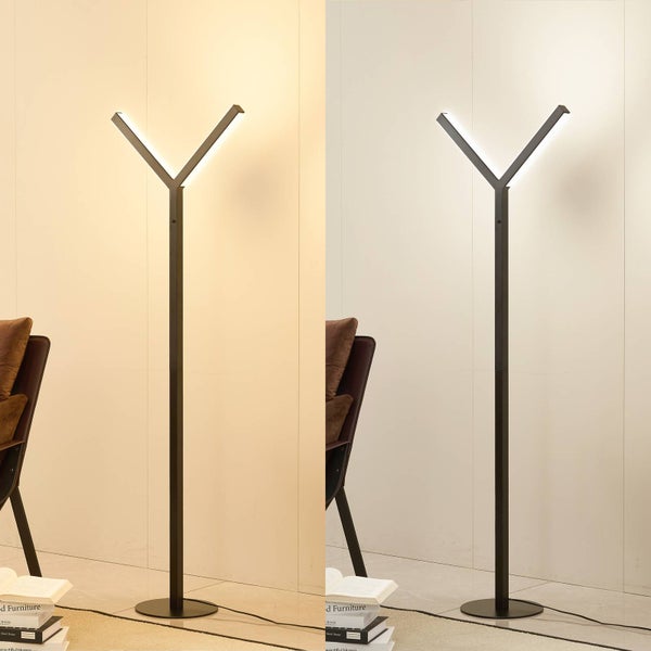 Moderne Y-förmige LED-Stehleuchte in einem Wohnzimmer, die links mit warmem Licht und rechts mit kaltem Licht leuchtet.