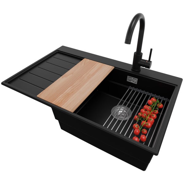 Schwarze Küchenspüle mit Abtropffläche, Schneidebrett und Abtropfgitter