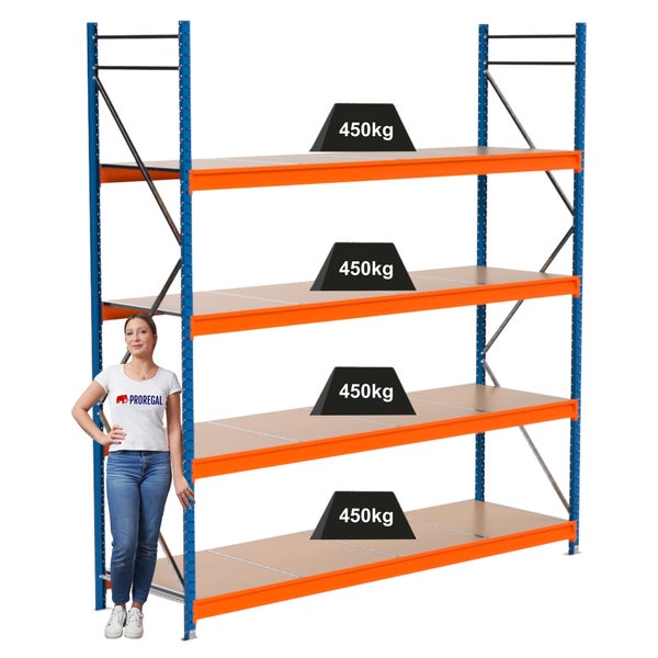 Schwerlastregal mit vier Ebenen und einer maximalen Traglast von 450 Kilogramm pro Ebene, neben einer Frau