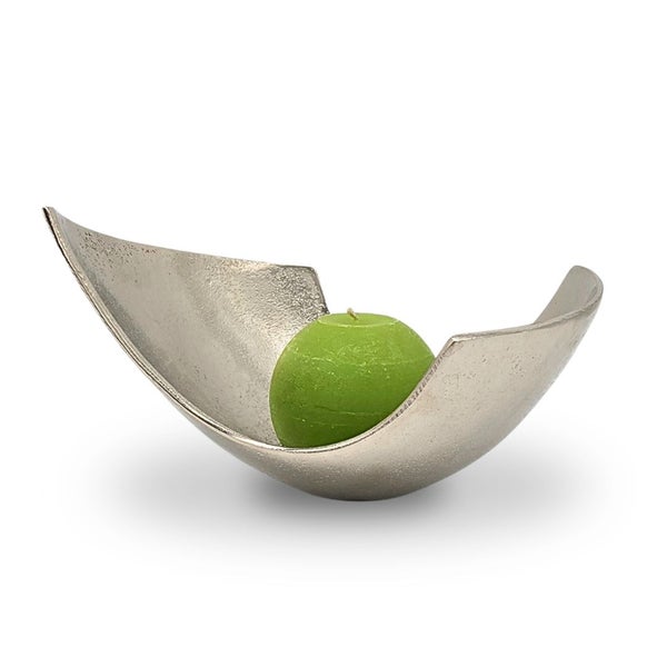 Silberfarbene, strukturierte Metallschale in geschwungener Form mit einer grünen Kugelkerze.