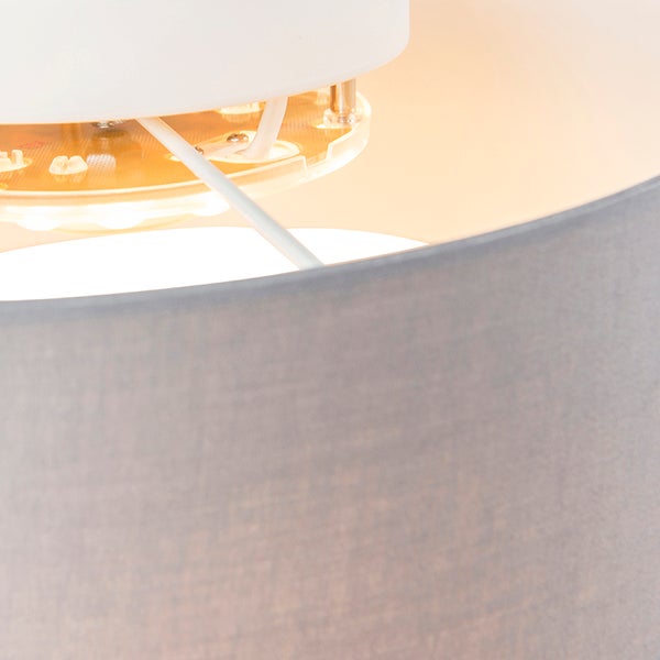 Detailansicht einer modernen LED Deckenleuchte mit texturiertem Stoffschirm und integriertem LED Modul für eine gleichmäßige Beleuchtung